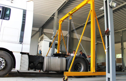 LIGHT PORTABLE GANTRY CRANES